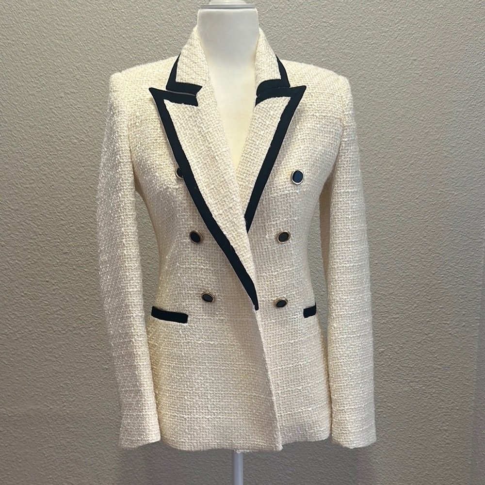ZARA STRUCTURED BLACK AND ECRU BLAZER
LIKE NEW CONDITION SEE NOTES